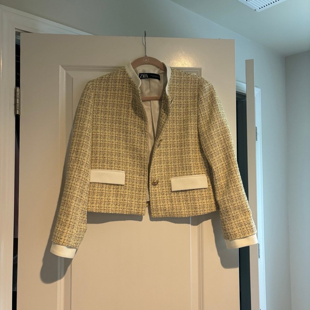 Zara Cropped Tweed Like Gold Button blazer